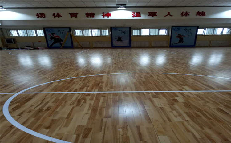 柞木體育館實木地板多少錢一平米？